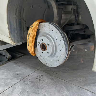 Kaliper Rem Mobil Mercedes Benz C200 Meng-upgrade 6 Pot Claipers Dan Cakram 355MM